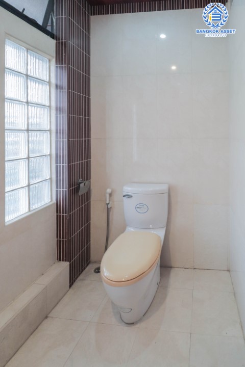 *****อาคารพาณิชย์มือสอง 5 ชั้น ซอยสวนผัก2 หลังมุม พร้อมฟังก์ชัน 4 ห้องนอน 3 ห้องน้ำ ตกแต่งพื้น ฝ้า ชุดบันได ด้วยไม้มะค่า และประดู่ ทุกชั้น จะอยู่อาศัยหรือปรับเปลี่ยนเป็น Home Office ได้ทุกรูปแบบ พร้อมพื้นที่ใช้สอยมากถึง 480 ตร.ม. แถมฟรี !! เครื่องปรับอากาศ 3 เครื่อง บนทำเลเชื่อมต่อถนนตลิ่งชัน, ถนนบรมราชชนนี และถนนราชพฤกษ์ ใกล้จุดขึ้นทางด่วน "บรมราชชนนี"